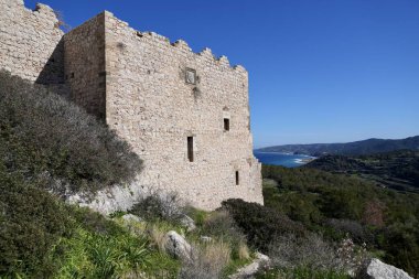 Kritinia Kalesi, 1472 yılında Giorgio Orsini tarafından Osmanlı filosunun saldırılarından köylüleri korumak için inşa edildi. Kritinia, Rodos, Yunanistan. Şubat 2025. 