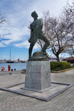 1 Kasım 1940 'ta 2. Dünya Savaşı' nda ölen ilk Yunan subayı olan Yunan Ordu Teğmeni Alexandros Diakos 'un heykeli. Rodos, Yunanistan, Şubat 2025. 