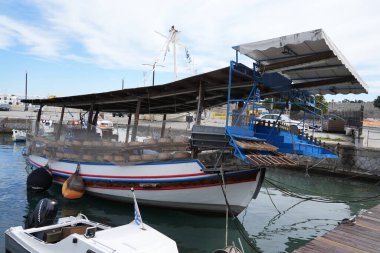 Rodos Limanı 'nda geleneksel bir balıkçı teknesi. Rodos, Yunanistan, Şubat 2025. 