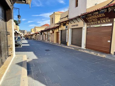 Mevsimi geçmiş ıssız bir Sokratous mavi gökyüzünün altında. Rodos, Yunanistan, Şubat 2025. 