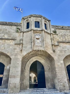 Bir zamanlar Knights Hospital of Knights hastaneleri olan Rodos Arkeoloji Müzesi 'nin girişi 1440 ve 1489 yılları arasında inşa edilmiştir. Rodos, Yunanistan, Şubat 2025. 