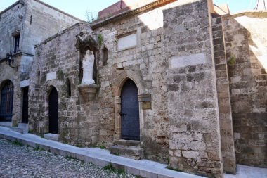 Rodos Şövalyeleri Sokağı 'ndaki Kutsal Üçlemeci Kilisesi. 1365 ve 1374 yılları arasında inşa edilmiş. Rodos, Yunanistan. Şubat 2025. 