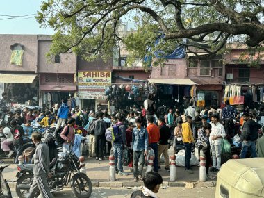 İnsanlar The Sunday Market 'te toplanıyor Kızıl Kale, Yeni Delhi, Hindistan, 9 Kasım 2025.