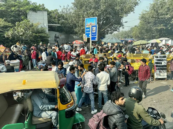 İnsanlar The Sunday Market 'te toplanıyor Kızıl Kale, Yeni Delhi, Hindistan, 9 Kasım 2025.