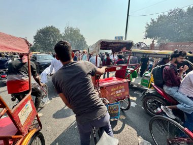 Bisikletli Tuk Tuks, Kızıl Kale 'ye yakın bir sokakta, Yeni Delhi, Hindistan. 9 Kasım 2025.