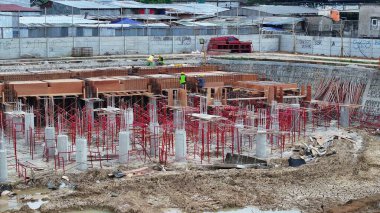 Vinçli ve binalı bir inşaat alanı.
