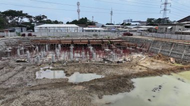 Şehirdeki inşaat alanında.