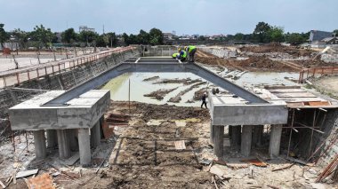 Vinçli bir inşaat alanı manzarası