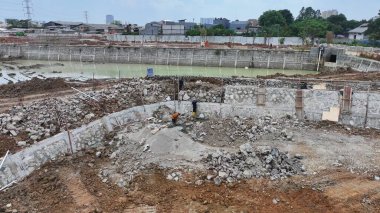 İnşaat alanında bir bina