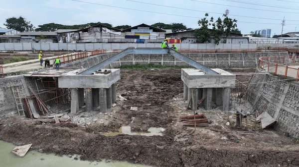 Vinçleri ve vinçleri olan bir inşaat alanı