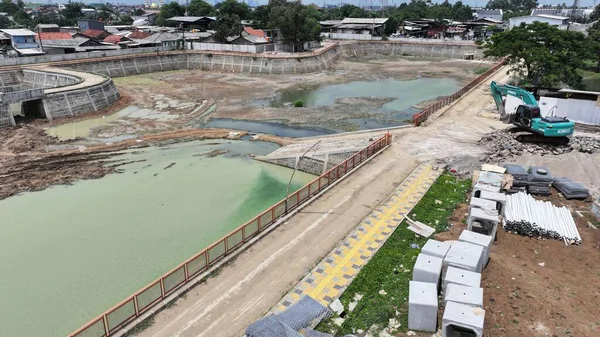 Beton kaplı bir inşaat alanının havadan görüntüsü.