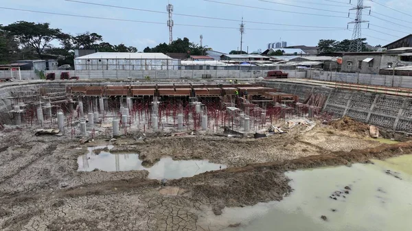 Şehirdeki inşaat alanında.