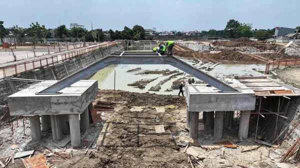 Vinçli bir inşaat alanı manzarası