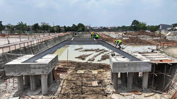 Şehirdeki inşaat işçileri