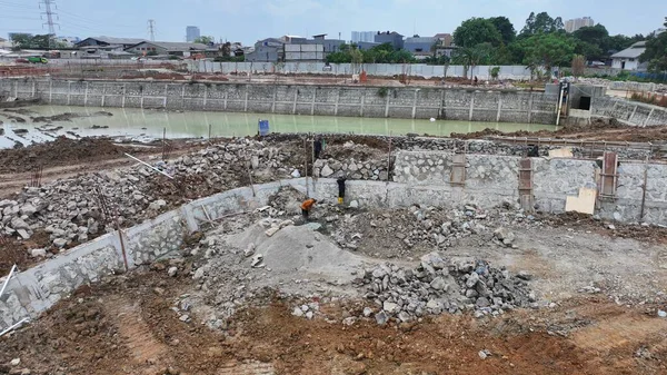 İnşaat alanında bir bina