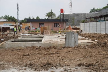 İnşaat işçisi şantiyede çalışıyor.