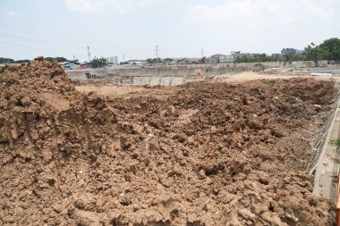 İnşaat alanında toprak yığını