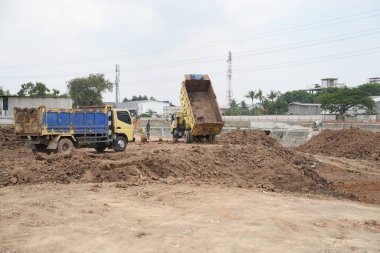 Vinçli ve inşaat malzemeli inşaat alanı