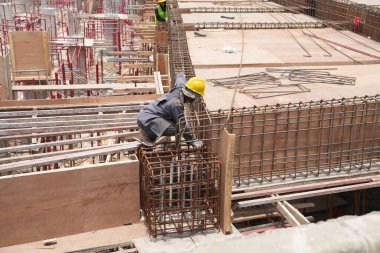 İnşaat alanında, Bina ve vinç