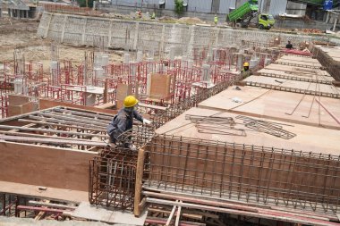 İnşaat alanında çalışan bir işçi.