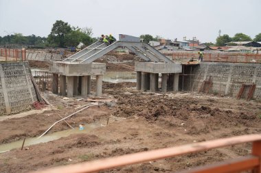 Şantiye işçi ve vinç ile