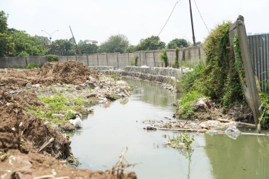 Çöpler bahçede duruyor..