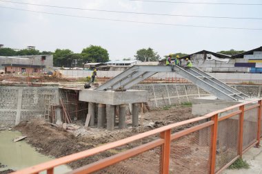 Şehirdeki bir binanın inşası.