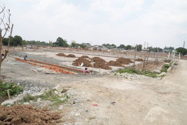 İnşaat ve inşaat malzemeleri olan bir inşaat alanı.