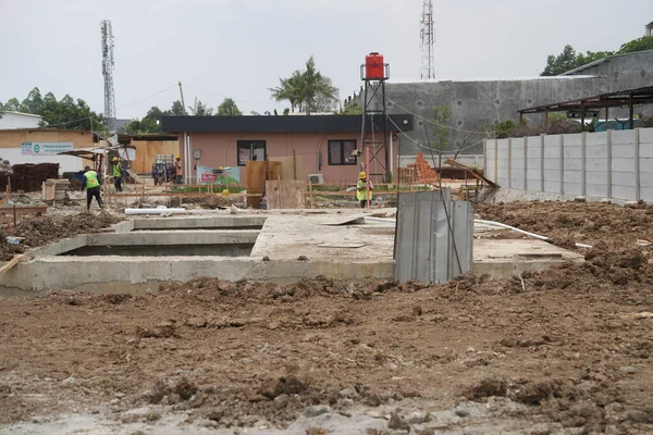 İnşaat işçisi şantiyede çalışıyor.