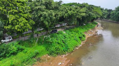 Şehirdeki nehrin havadan görünüşü