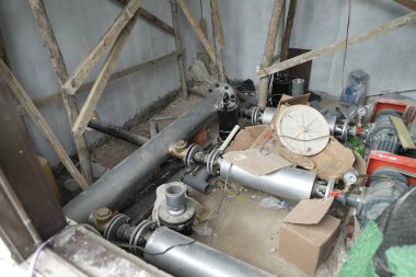 Pencereli eski ahşap masa