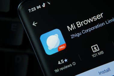 Dhaka, Bangladeş - 16 Ekim 2025: Google Playstore 'dan Mi Tarayıcı uygulaması bir akıllı telefon ekranında gösteriliyor.