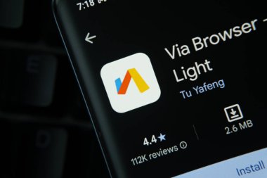 Dhaka, Bangladeş - 16 Ekim 2025: Google Playstore 'daki Tarayıcı uygulaması akıllı telefon ekranında gösteriliyor.