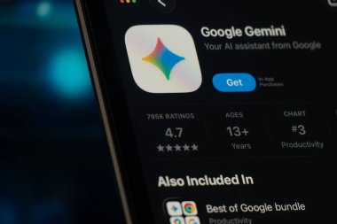 Dhaka, Bangladeş - 24 Ekim 2025: Uygulama mağazasında Google Gemini uygulamasını gösteren bir iPad ekranı.