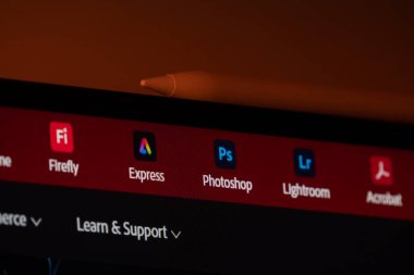 Dhaka, Bangladeş - 19 Sep 2025: Bir bilgisayar ekranı Adobe web sayfası başlığını gösterir.