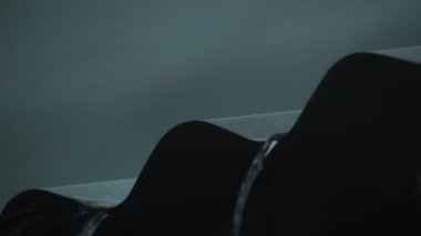 Şiddetli yağmur balkondan gürültülü bir şekilde yağıyor..