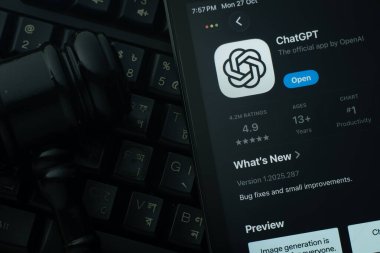 Dhaka, Bangladeş - 28 Ekim 2025: ChatGPT uygulamasını hakimin tokmağına ve karanlık klavye geçmişine karşı gösteren bir iPad.