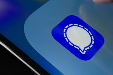 Dhaka, Bangladeş - 01 Kasım 2025: Sinyal uygulamasını gösteren iPad ekranına yakın çekim.