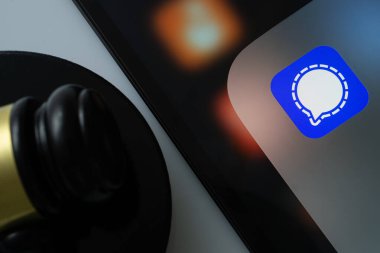 Dhaka, Bangladeş - 01 Kasım 2025: Hakimin tokmağının yanında Sinyal uygulamasını gösteren iPad ekranına yakın çekim.