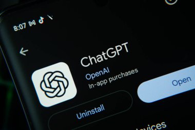 Dhaka, Bangladeş - 27 Temmuz 2025: ChatGPT uygulamasının açık ve kurulmamış seçenekleri, karanlık arayüzü gösteren ekran