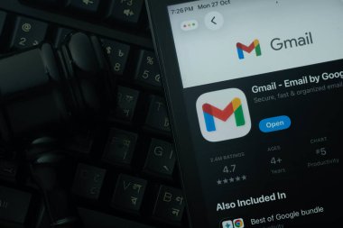 Dhaka, Bangladeş - 28 Ekim 2025: Gmail uygulamasını hakimin tokmağına ve karanlık klavye geçmişine karşı gösteren bir iPad.