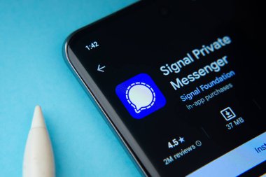 Dhaka, Bangladeş - 29 Mayıs 2025: Mavi bir yüzeyde, akıllı bir telefon Google Oyun Mağazası içindeki Sinyal uygulamasını görüntüler.