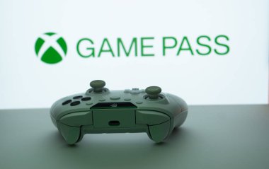 Dhaka, Bangladeş - 19 Sep 2025: Arka planda Xbox Game Pass ekranı olan beyaz bir oyun sahasına yakın çekim.