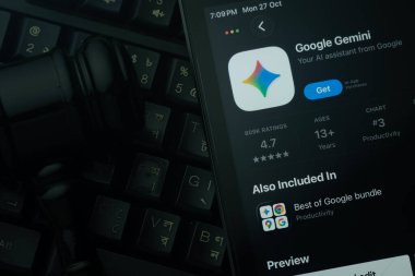 Dhaka, Bangladeş - 28 Ekim 2025: Google Gemini uygulamasını hakimin tokmağına ve karanlık klavye geçmişine karşı gösteren bir iPad.