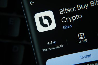 Dhaka, Bangladeş - 27 Temmuz 2025: Google Playstore 'dan Bitso uygulaması akıllı telefon ekranında gösteriliyor.