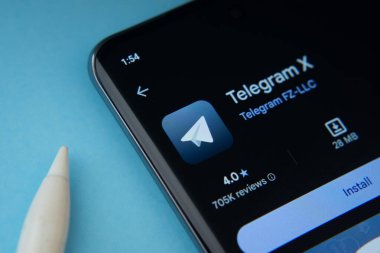 Dhaka, Bangladeş - 18 Mart 2025: Google Playstore 'daki Telegram X uygulaması akıllı telefon ekranında gösteriliyor.