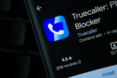 Dhaka, Bangladeş - 27 Temmuz 2025: Google Playstore 'dan Truecaller uygulaması akıllı telefon ekranında gösteriliyor.