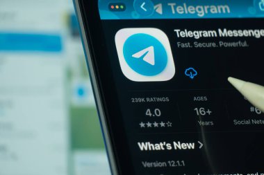 Dhaka, Bangladeş - 24 Ekim 2025: Uygulama mağazasında Telegram uygulamasını gösteren bir iPad ekranı.