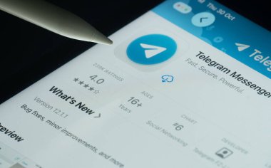 Dhaka, Bangladeş - 30 Ekim 2025: Bir iPad ekranındaki telgraf uygulaması ve kurulum seçeneğini gösteren bir kalem.