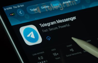 Dhaka, Bangladeş - 30 Ekim 2025: Telgraf uygulaması iPad ekranında karanlık modda dijital kalemle gösteriliyor.